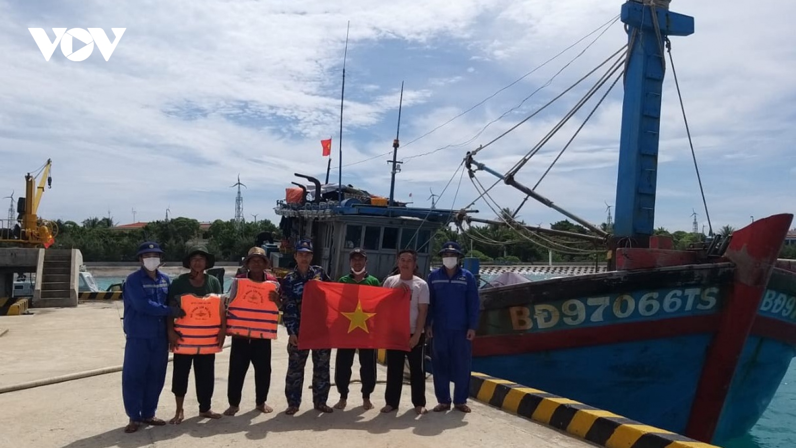 Hải đoàn 129 hỗ trợ nhiều lượt tàu cá hoạt động trên biển Trường Sa