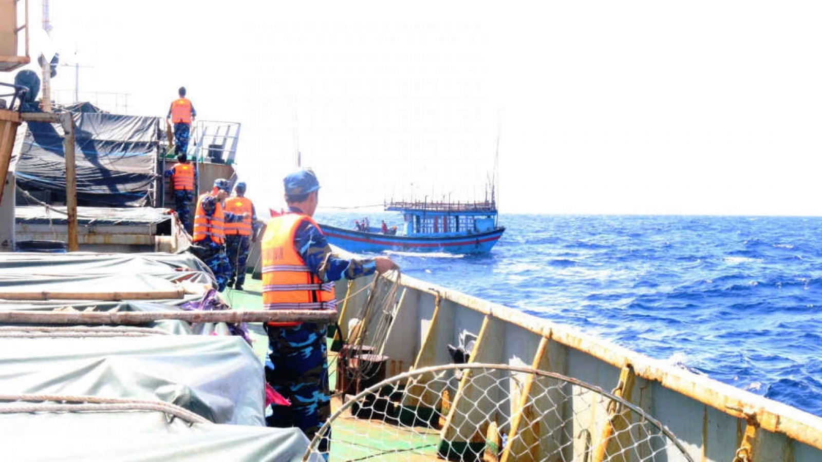 Lữ đoàn 161 Vùng 3 Hải quân giúp ngư dân vươn khơi an toàn