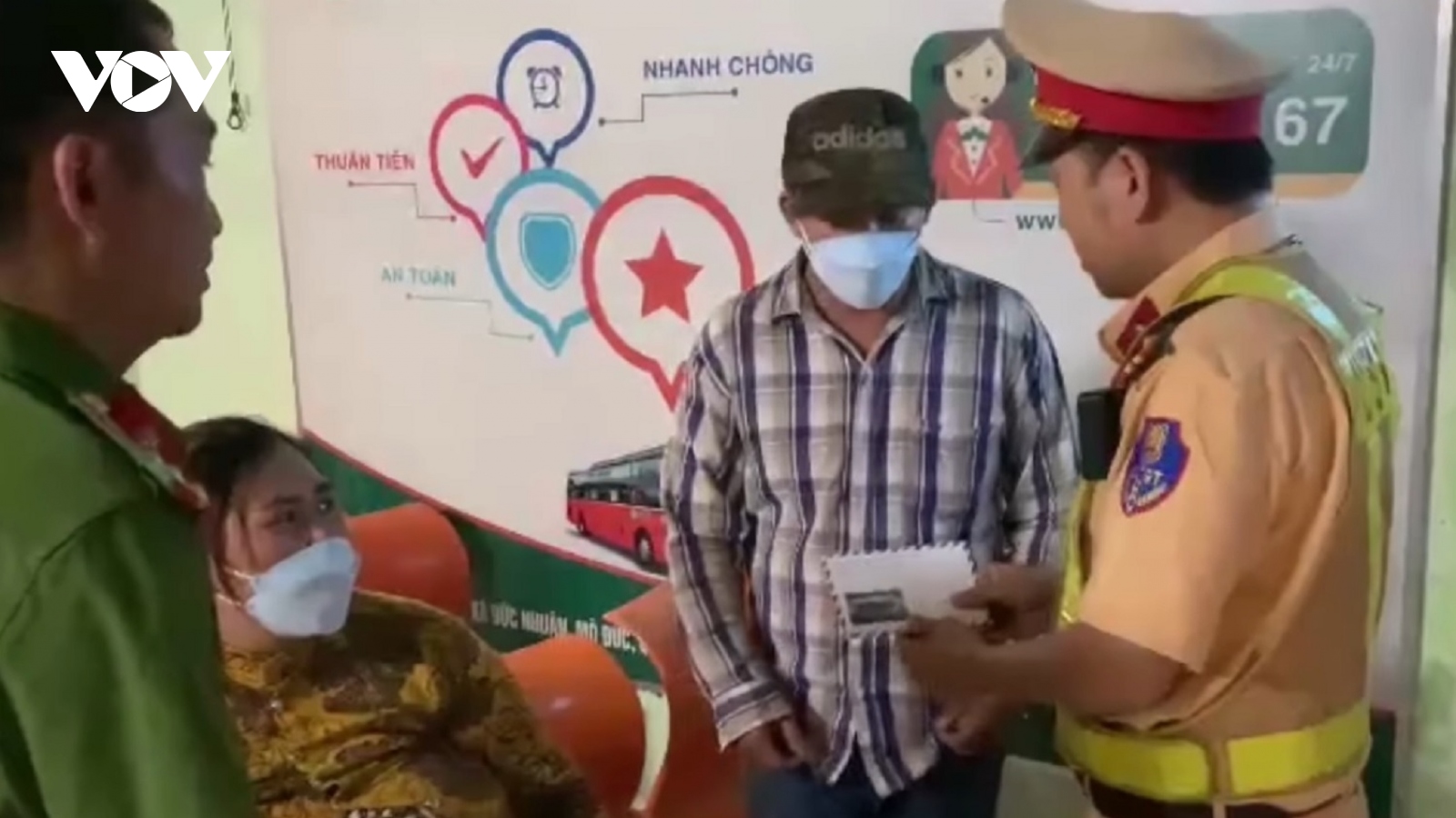 Công an Quảng Ngãi hỗ trợ thai phụ sắp sinh bị nhà xe bỏ rơi