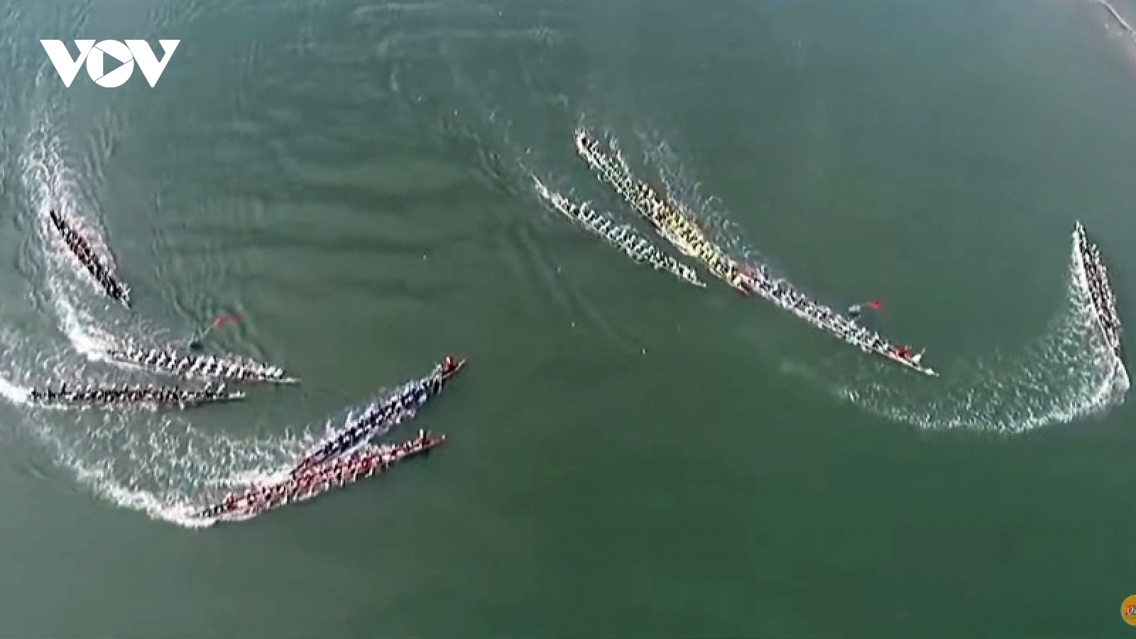 Nô nức xem đua thuyền truyền thống trên sông Chợ ở Quảng Nam