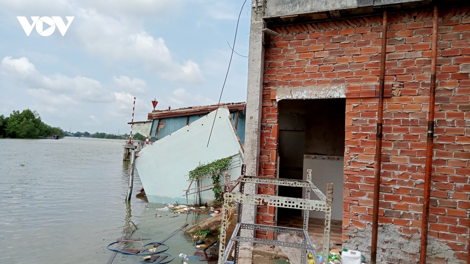 Sạt lở nhấn chìm 7 căn nhà xuống sông Cần Thơ