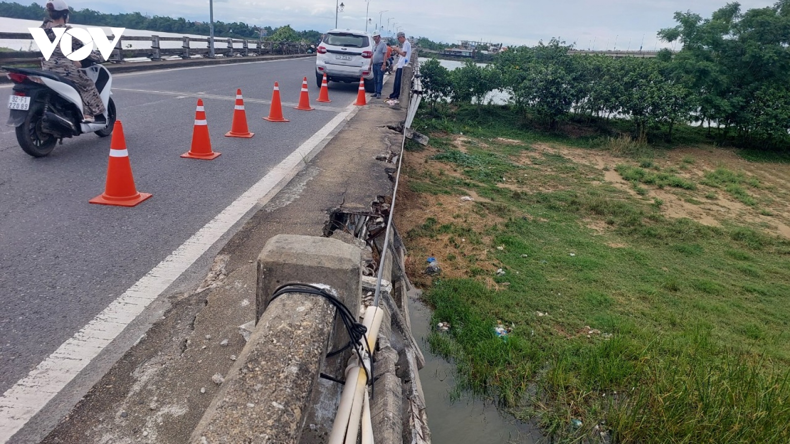 Lan can cầu Câu Lâu cũ ở Quảng Nam bất ngờ đứt gãy