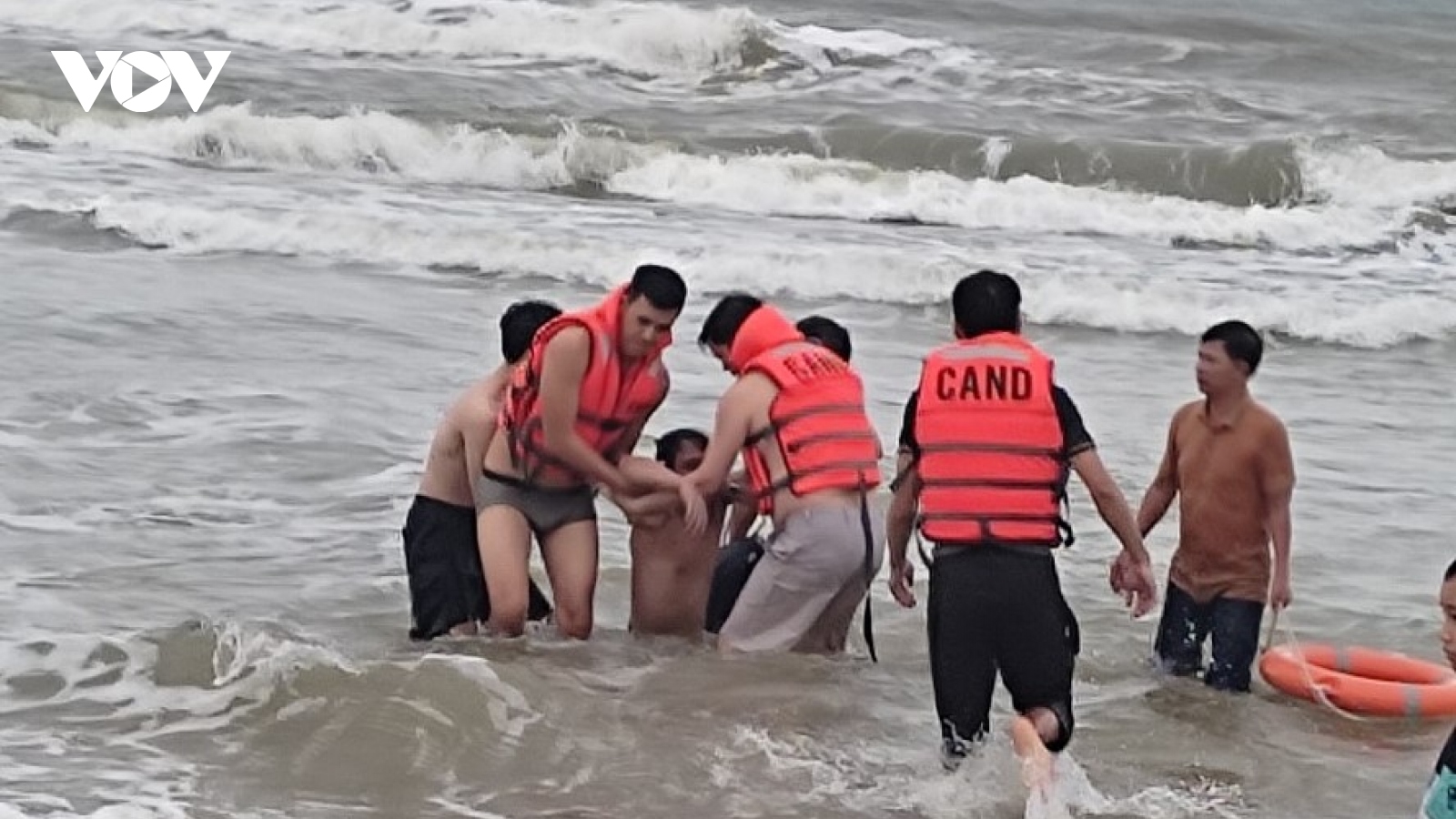 Cứu thành công 3 du khách bị sóng biển cuốn trôi