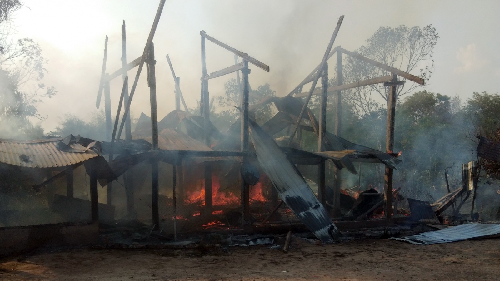 Hỏa hoạn làm một nhà sàn cháy rụi