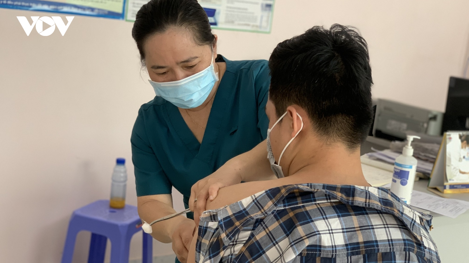 Rải rác người dân đi tiêm vaccine ngừa COVID-19 ở TP.HCM