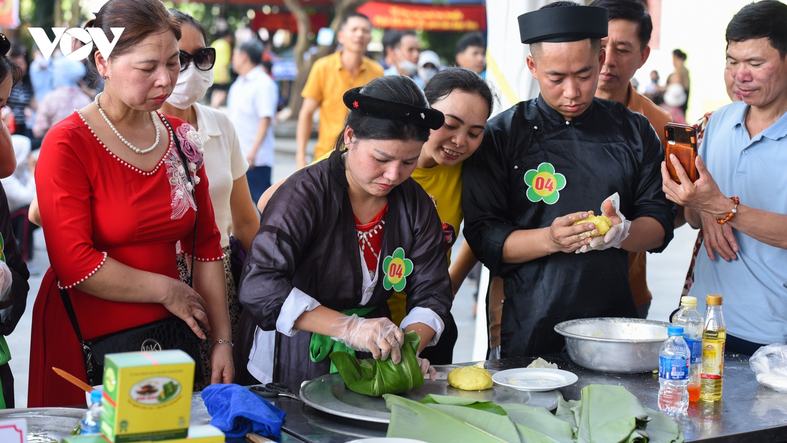 Nghe hát quan họ và xem đấu vật ở hội Đền Đô