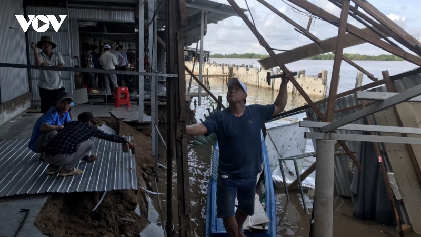 Sạt lở đất giữa đêm khiến nhà dân sụp xuống sông