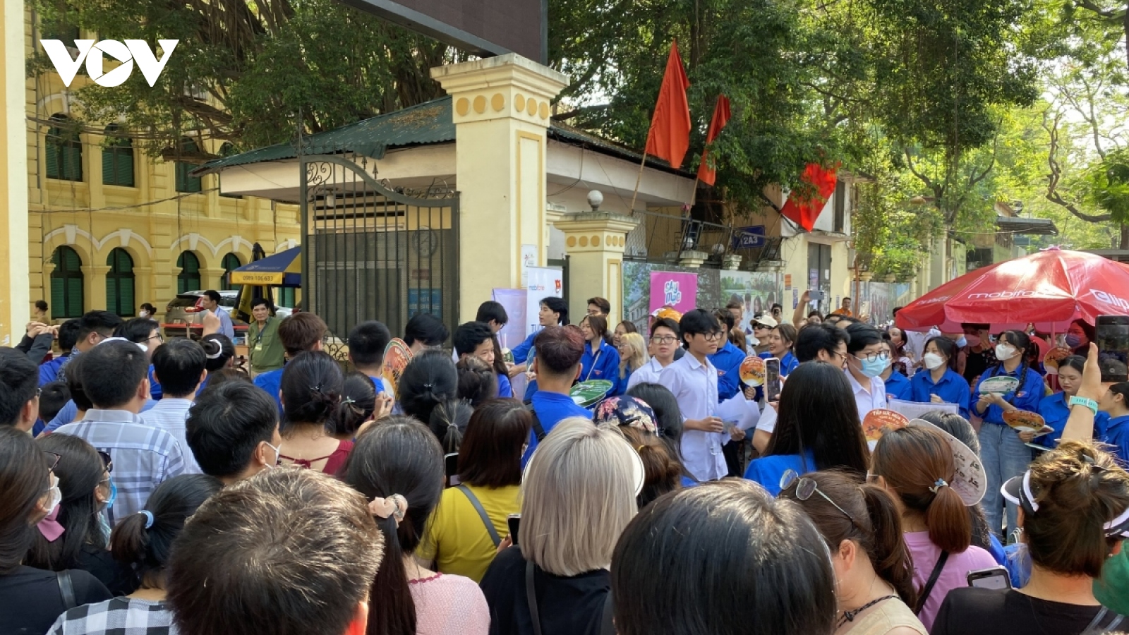 Kết thúc thi vào lớp 10 Hà Nội: Có nước mắt, nụ cười và sự im lặng...