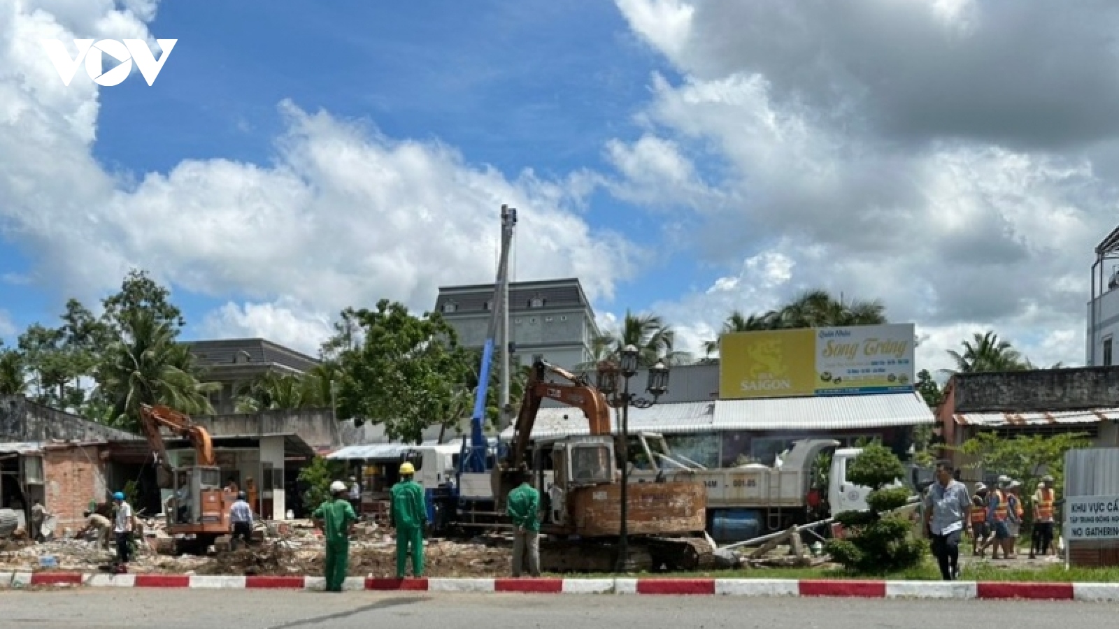 Hộ dân tự nguyện tháo dỡ công trình lấn chiếm hành lang an toàn giao thông