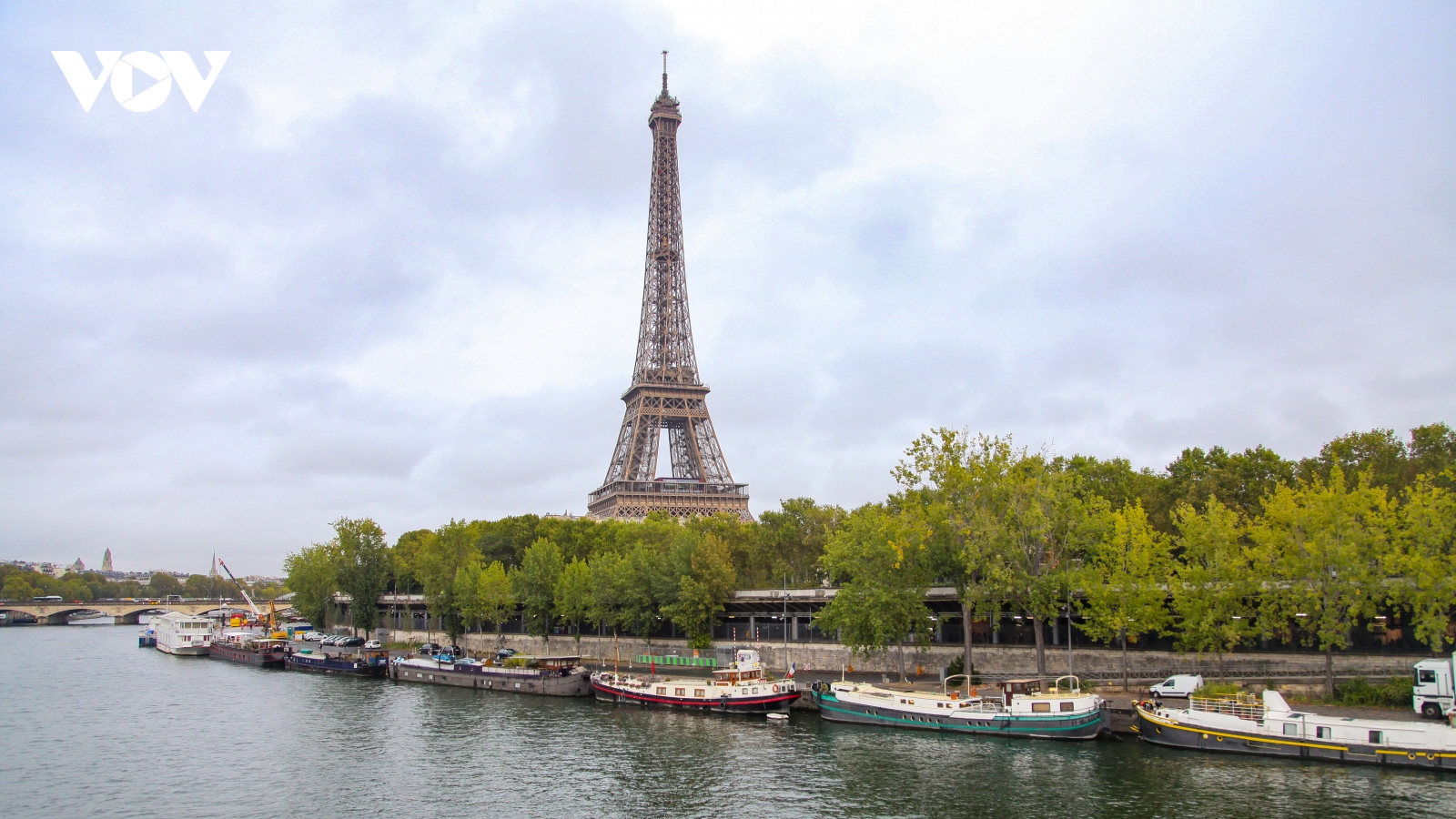 Paris hấp dẫn vì điều gì?