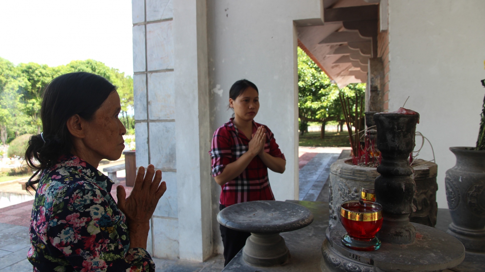 Chuyện về 2 phụ nữ quản trang ở Quảng Trị