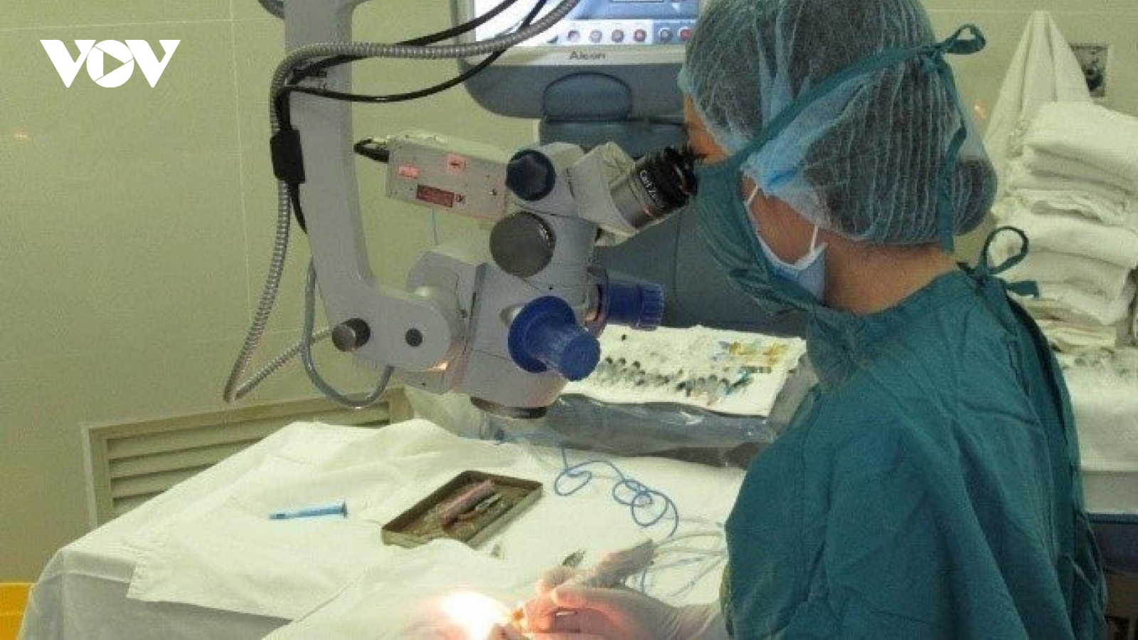 Bệnh viện Mắt TP.HCM quá tải bệnh nhân thay thủy tinh thể