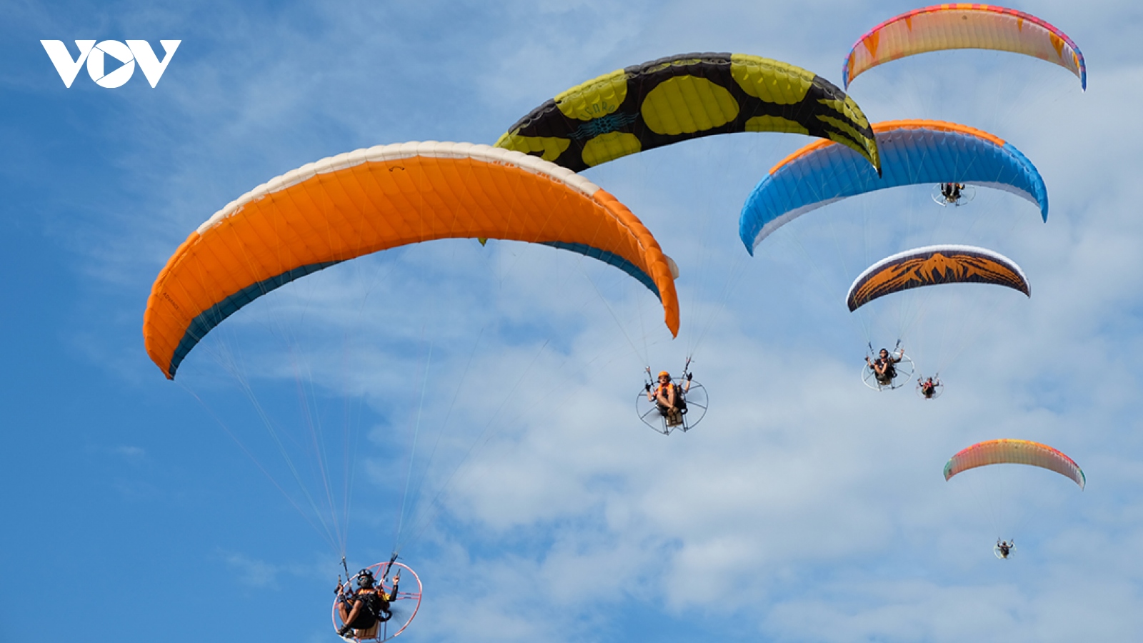 120 vận động viên tham gia giải Dù lượn “Bay trên Tiên Sa”