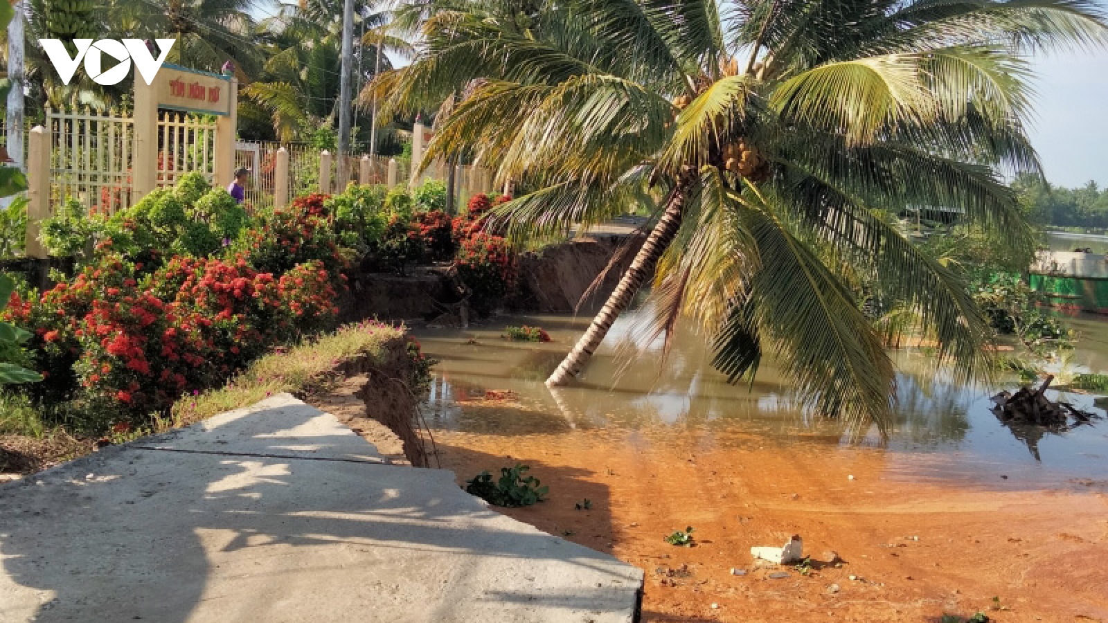 Tiền Giang tiếp tục xảy ra 2 điểm sạt lở lớn ven sông Phú Phong