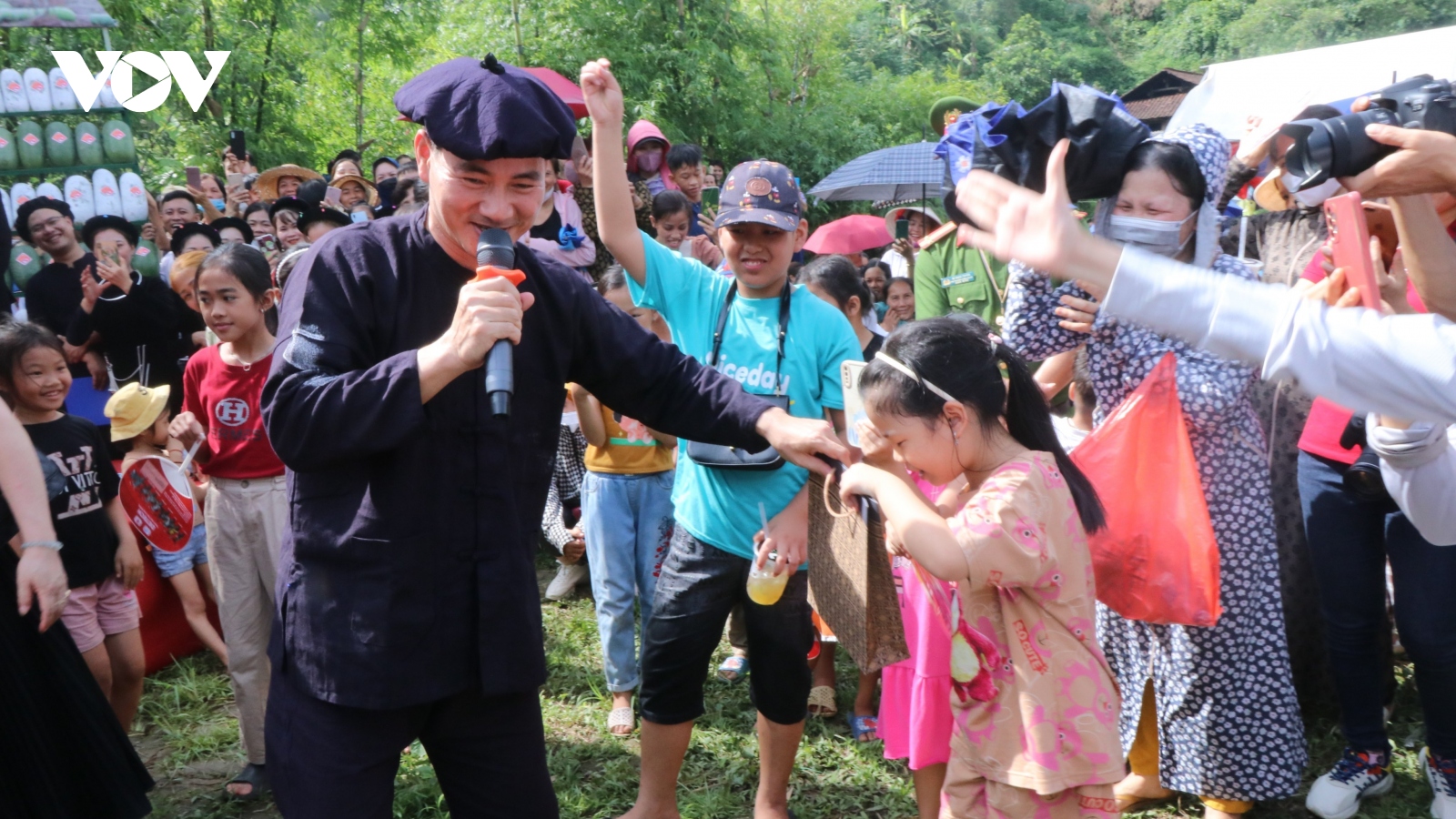 Nghệ sỹ Tự Long, Xuân Bắc cùng người dân Bắc Kạn quảng bá bí xanh thơm