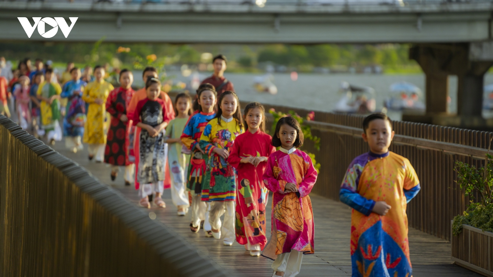 Ngắm những tà áo dài tha thướt trên cầu gỗ lim sông Hương