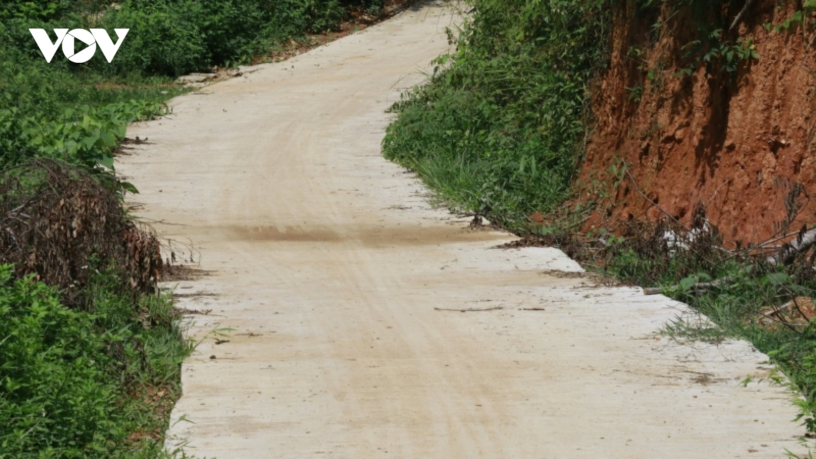 Xác minh thông tin người dân nghèo phải viết giấy vay tiền làm đường