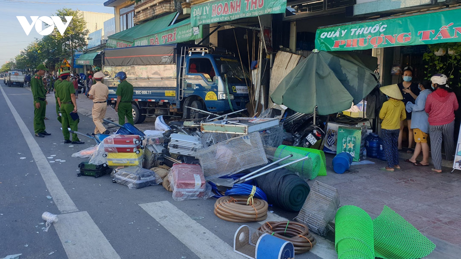 Xe tải đâm vào nhà dân khiến 2 người tử vong ở Quảng Ngãi