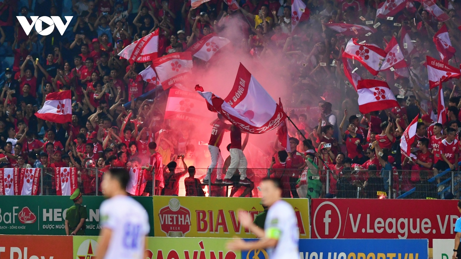 Hà Nội FC và CLB Hải Phòng nhận án phạt "cực nặng" vì pháo sáng ở Hàng Đẫy