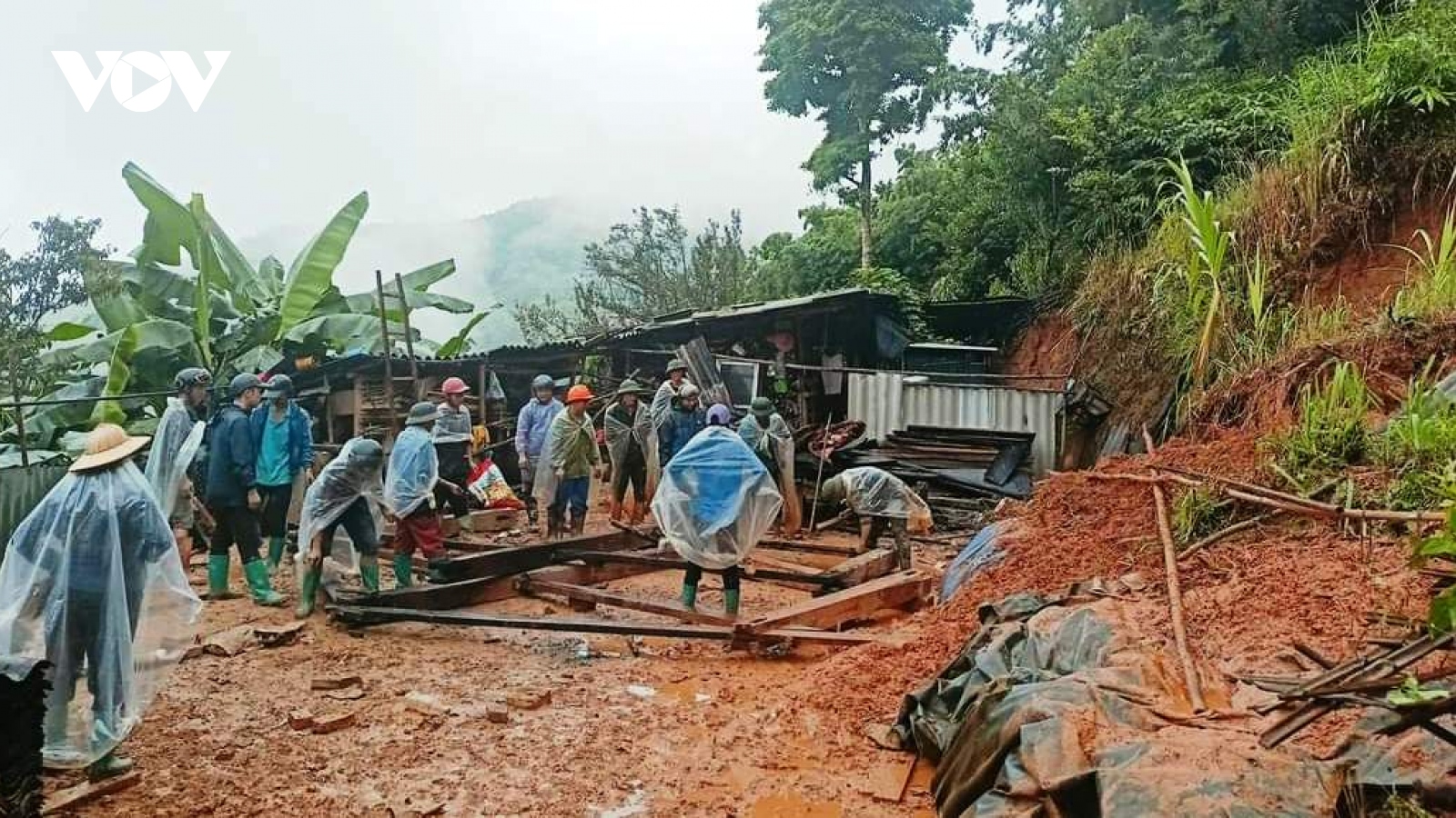 Băng rừng, vượt suối tiếp tế cho bà con vùng lũ Mù Cang Chải