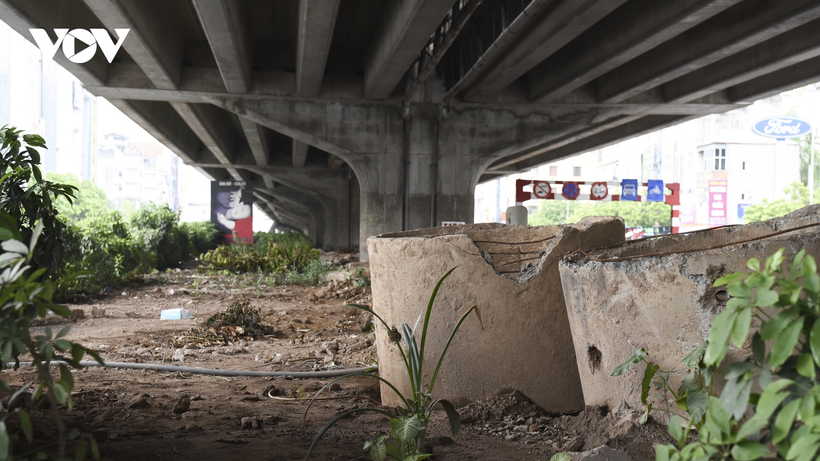 Gầm cầu cạn ở Hà Nội nơi được tận dụng làm bãi đỗ xe, nơi tập kết rác