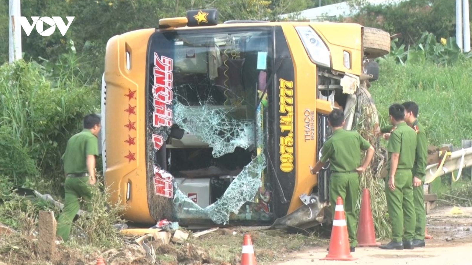 Lật xe khách ở Kon Tum khiến 1 người tử vong và nhiều người bị thương