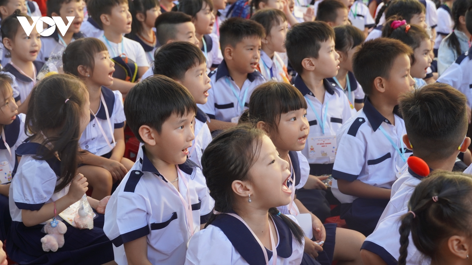 Học sinh lớp 1 tại TP.HCM háo hức tựu trường sớm