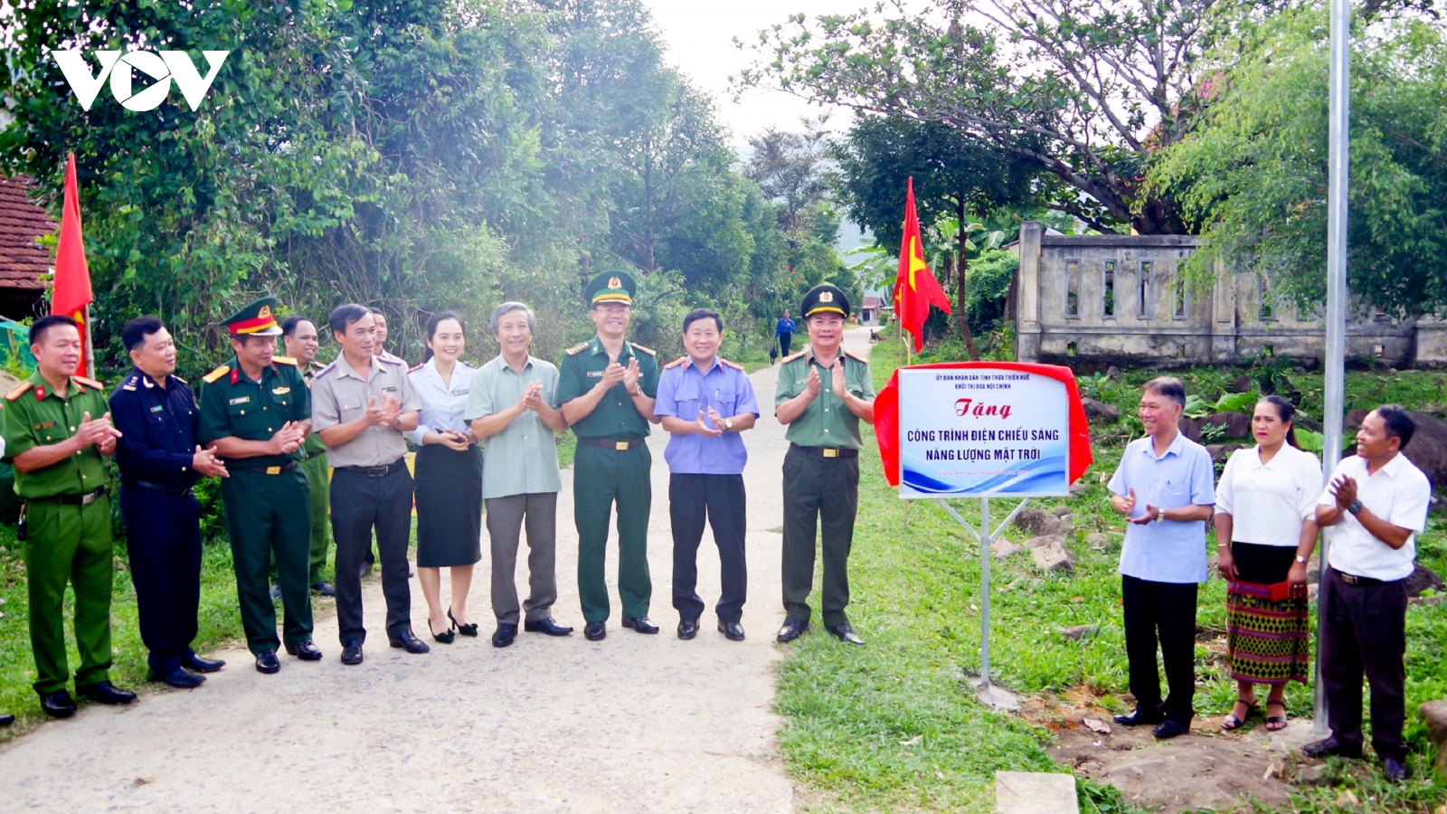 Thừa Thiên Huế trao 600 phần quà đến với người dân Lào