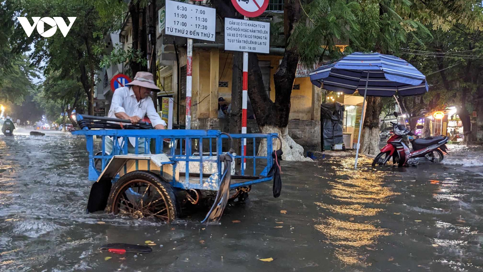 Quảng Ngãi mưa lớn đầu mùa, nhiều tuyến đường ngập sâu