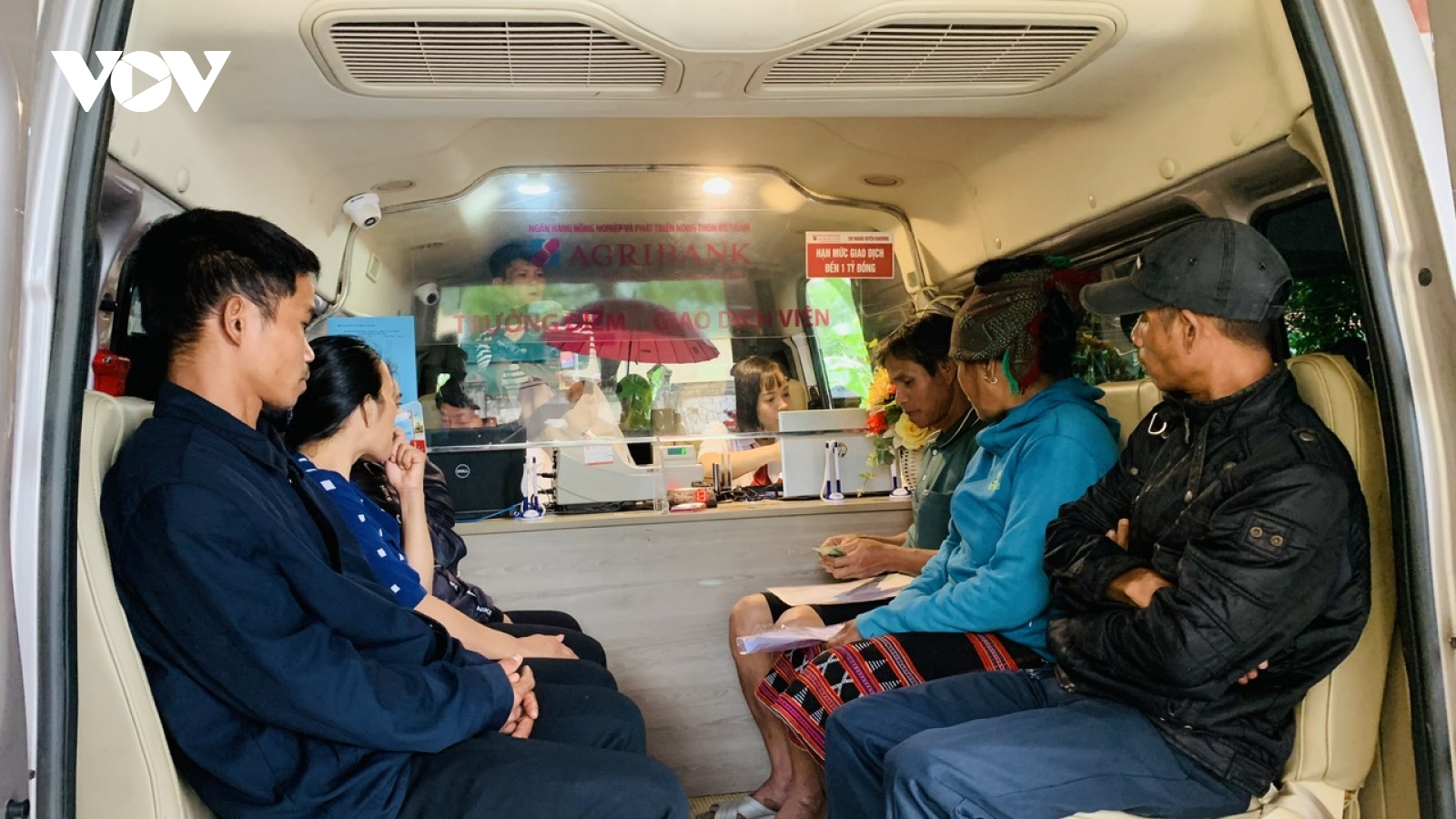 Đưa vốn về vùng sâu, vùng xa bằng xe lưu động