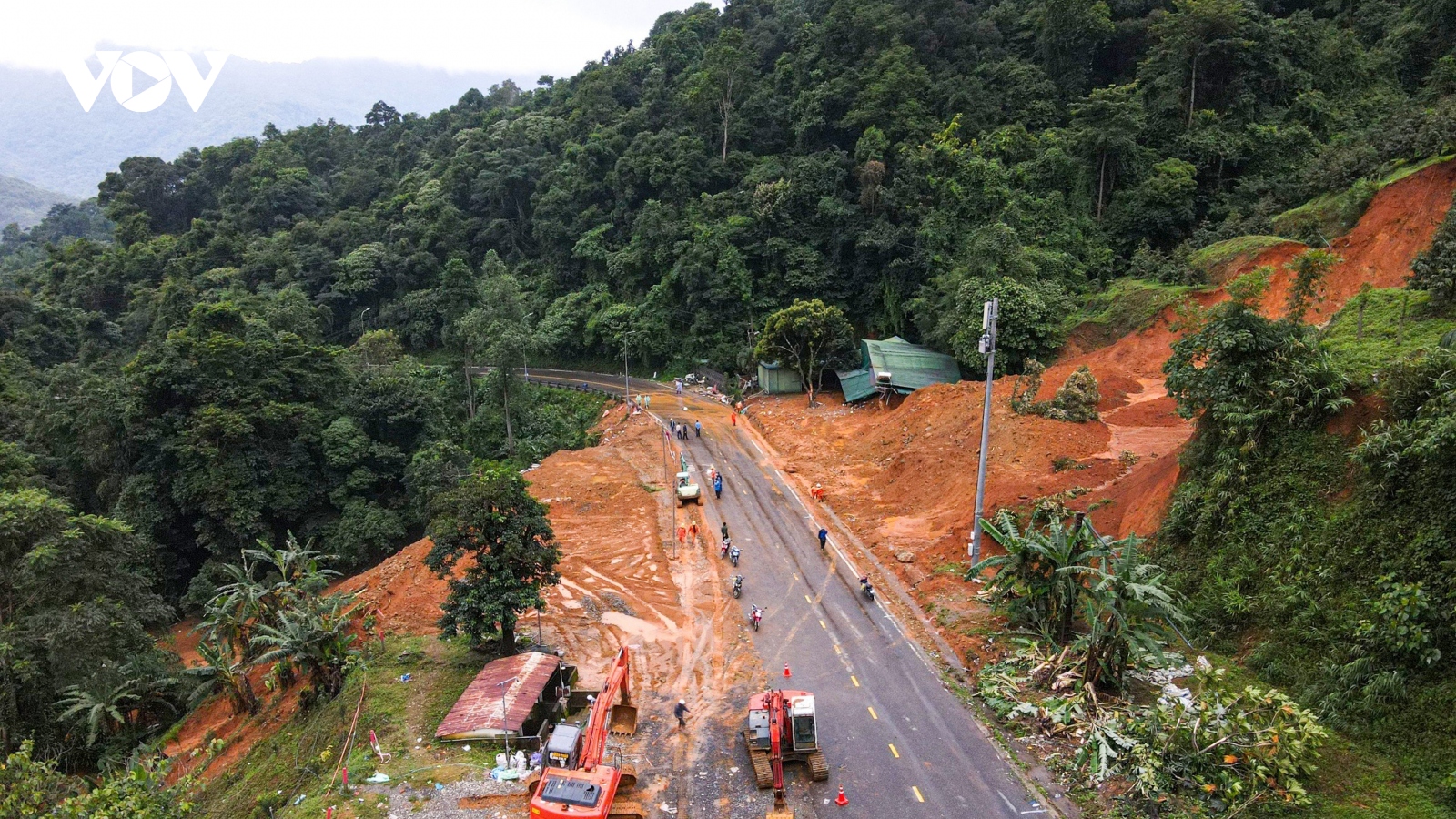 Đèo Bảo Lộc chính thức thông xe sau gần 48h xảy ra sạt lở đất