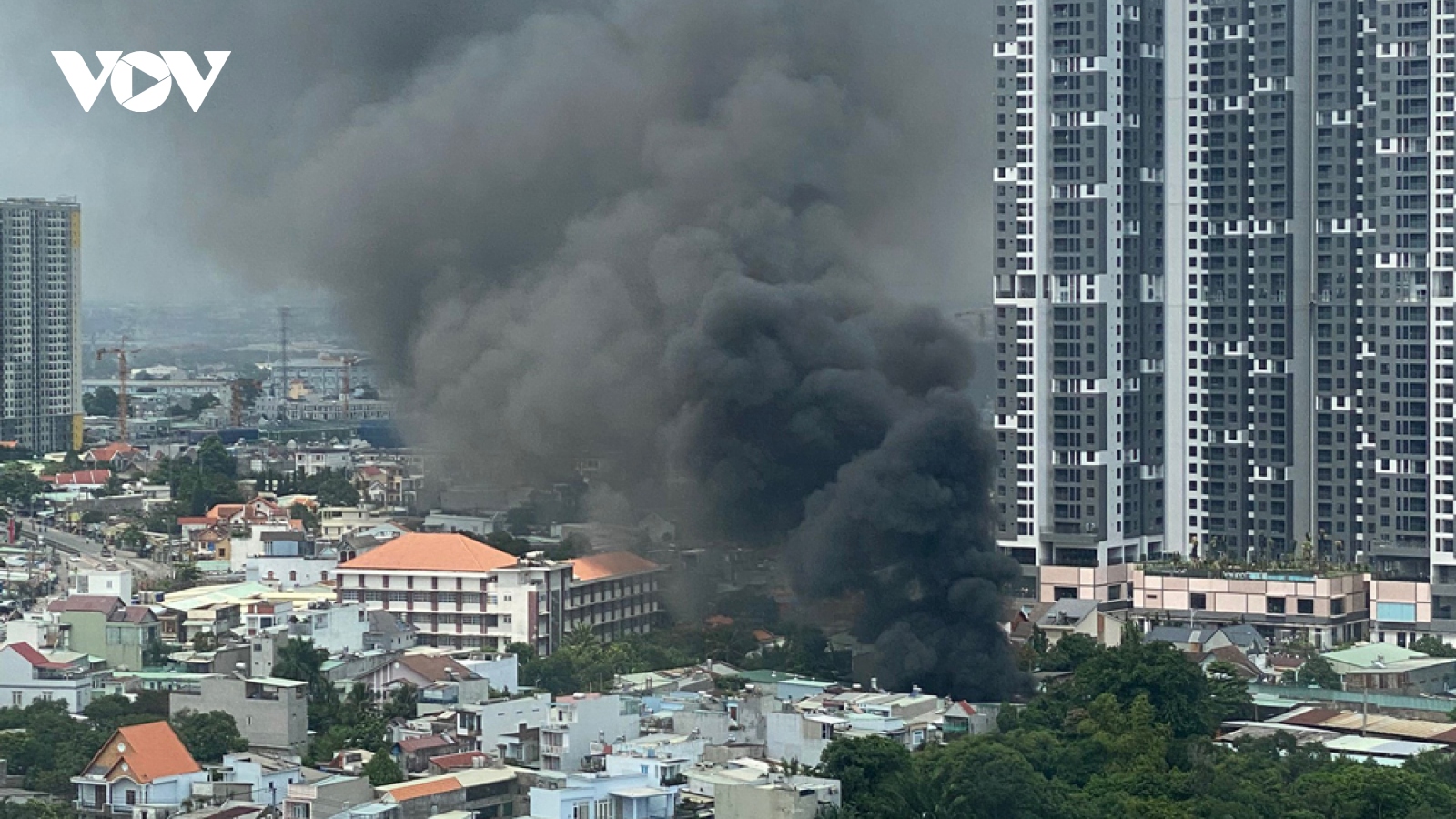 Cháy vựa ve chai trong khu dân cư ở Bình Dương