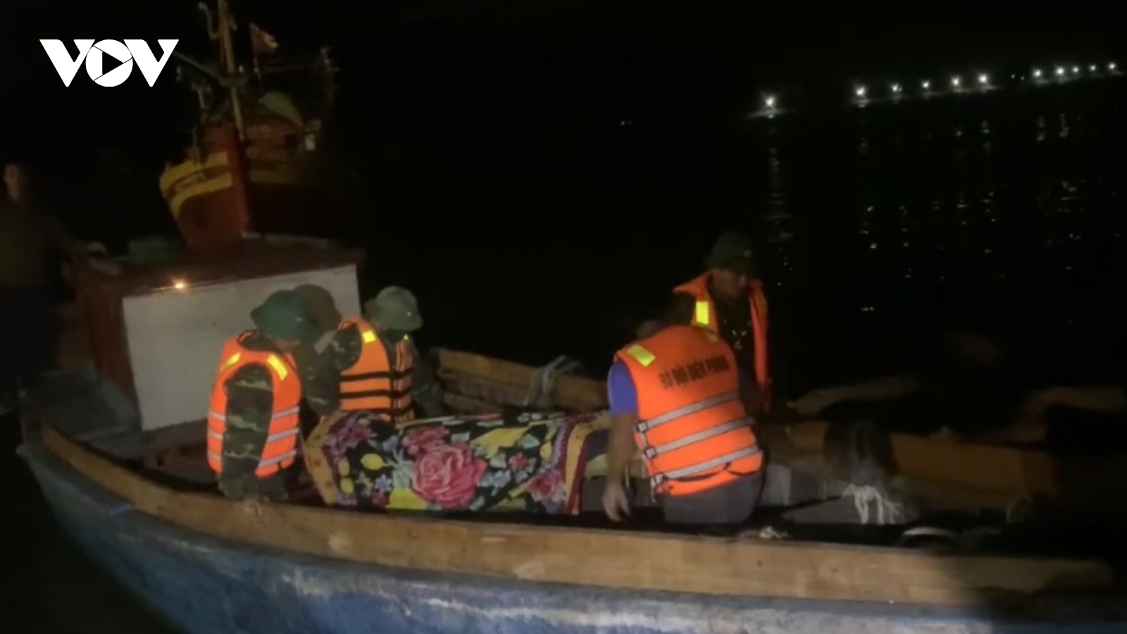 Vượt biển trong đêm cứu ngư dân đột quỵ