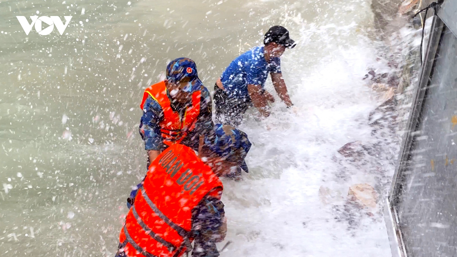 Vùng 5 Hải quân giúp dân phòng, chống sạt lở bờ biển