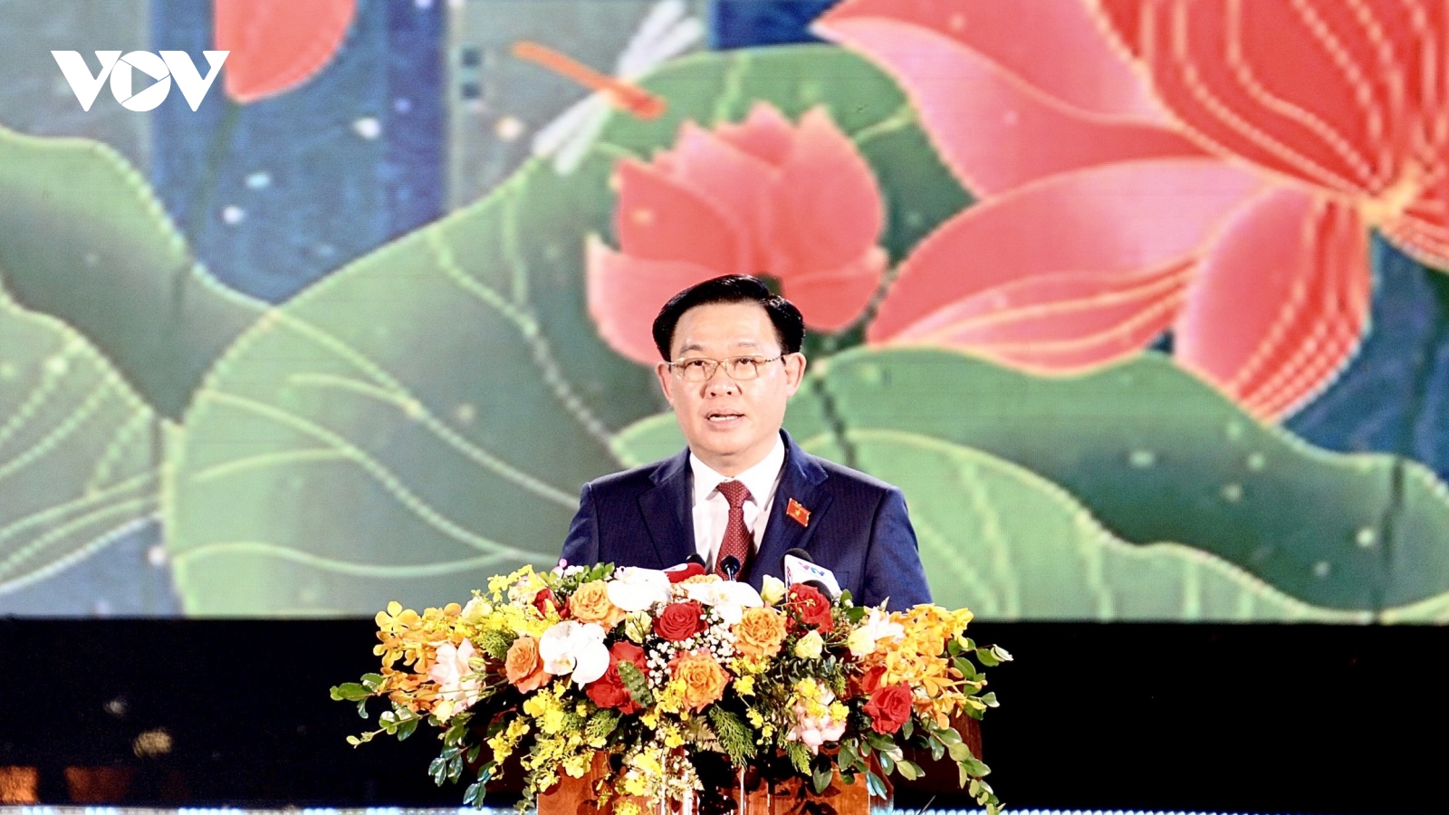 Vinh khơi dậy khát vọng xứng đáng với truyền thống “Thành phố Đỏ” anh hùng