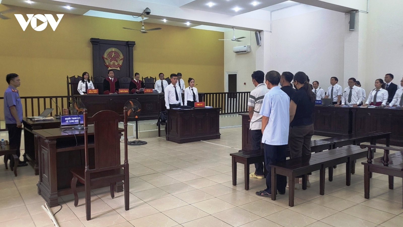 Hoãn phiên tòa xét xử cựu Giám đốc Sở LĐTBXH Bình Dương cùng 16 bị cáo