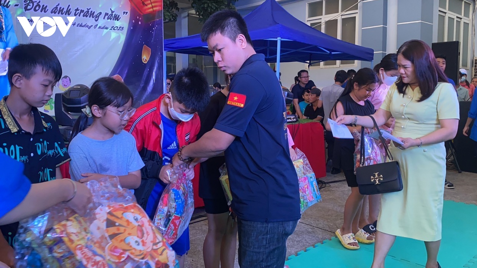 Nhiều địa phương tổ chức Tết Trung Thu cho trẻ em nghèo