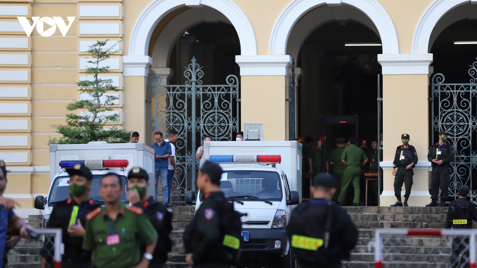 Hàng trăm người tập trung trước cổng tòa theo dõi phiên xử Nguyễn Phương Hằng