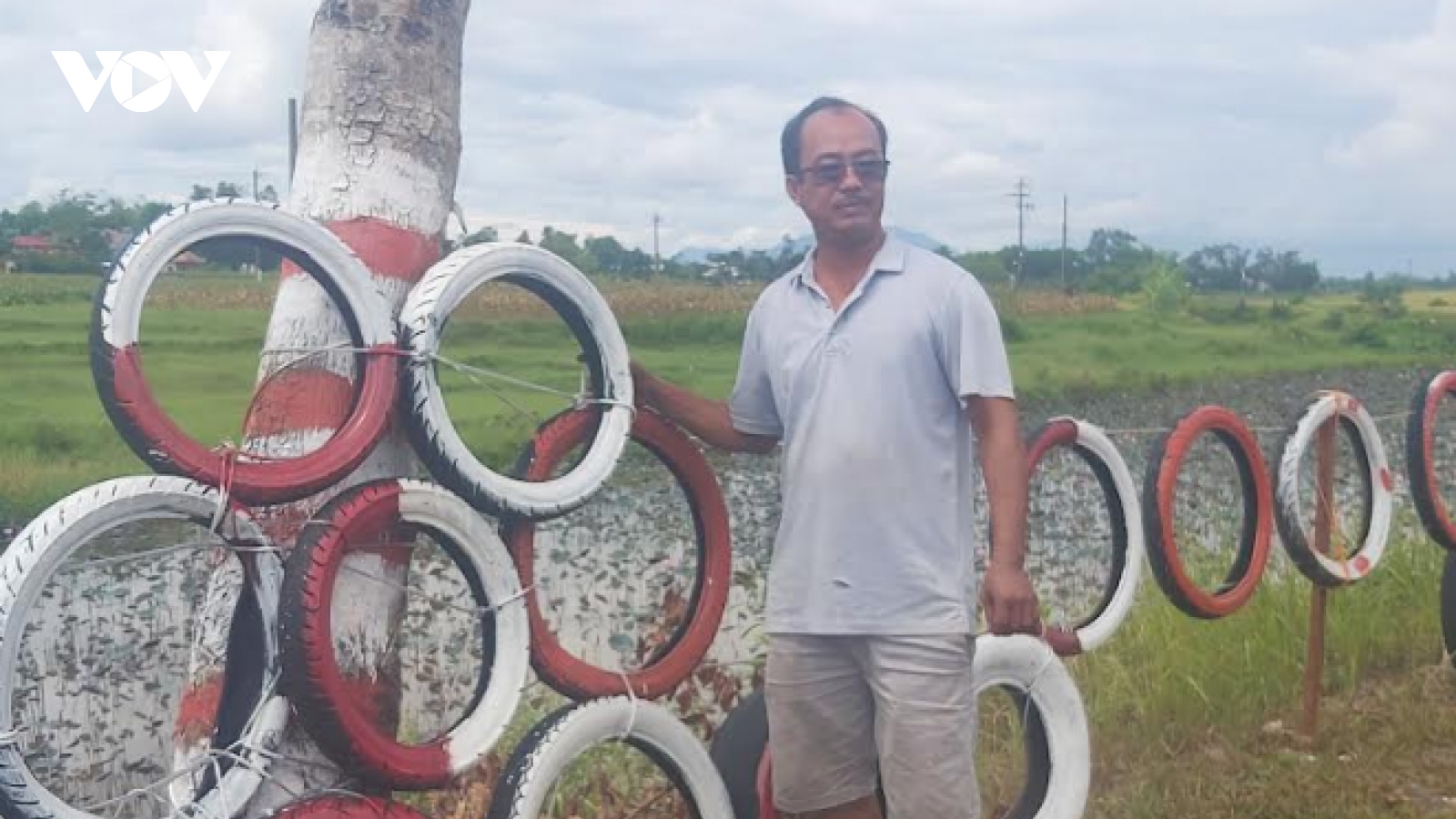 Gom nhặt lốp xe cũ làm hộ lan mềm ở khúc cua "tử thần"