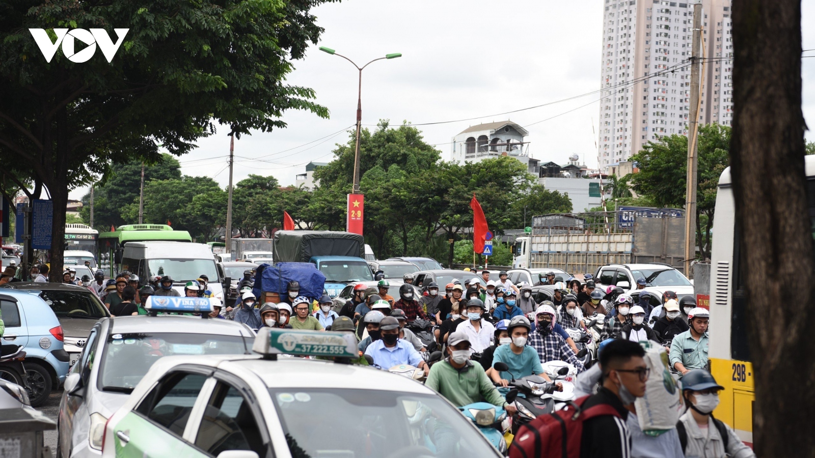 Các phương tiện ùn ùn đổ về Thủ đô ngày cuối nghỉ lễ