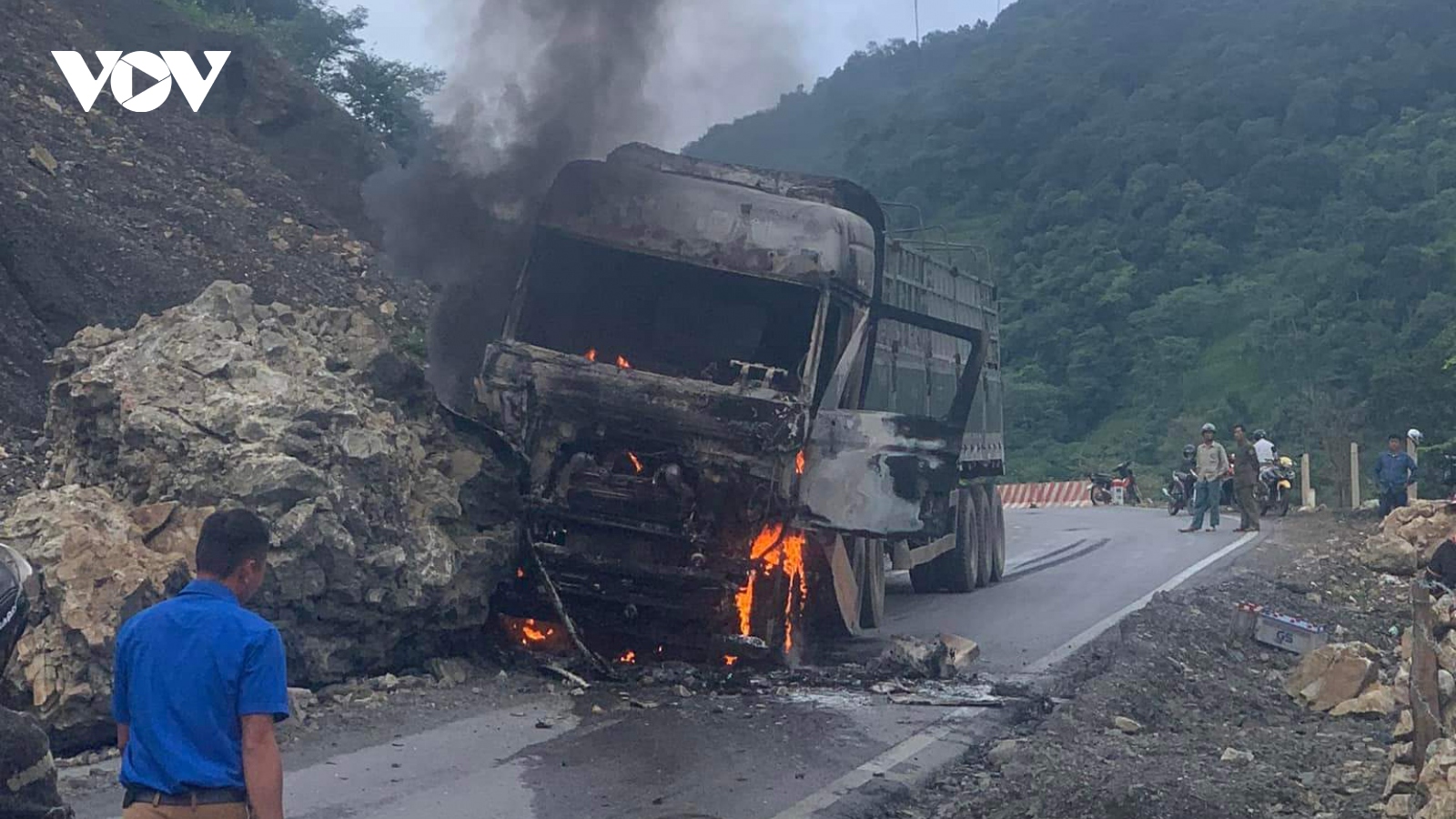 Đâm vào tảng đá bên vệ đường, xe tải bốc cháy trên Quốc lộ 12