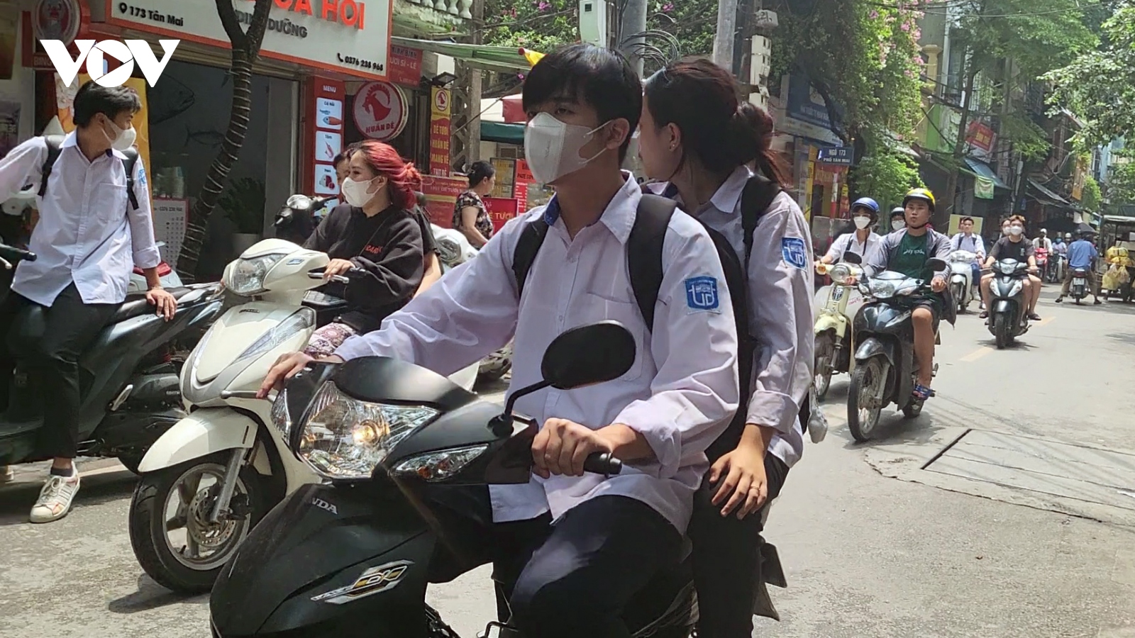 Khai giảng năm học mới, nhan nhản học sinh vi phạm luật giao thông