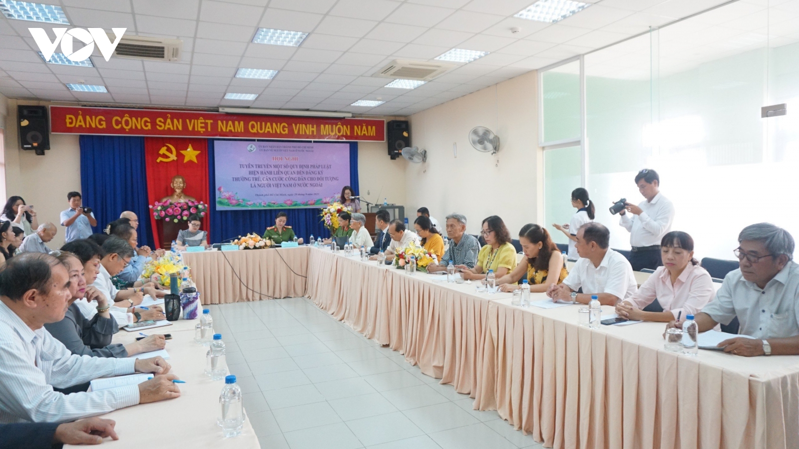 Kiều bào gặp khó khi làm căn cước công dân, đăng ký thường trú