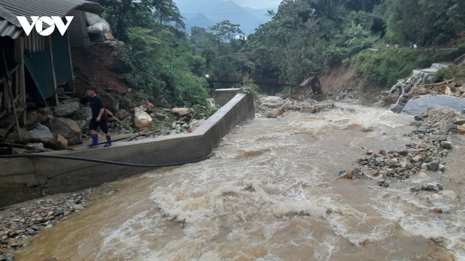 Lũ ống tại Lào Cai làm 7 người mất tích, hàng chục trại nuôi cá bị cuốn trôi