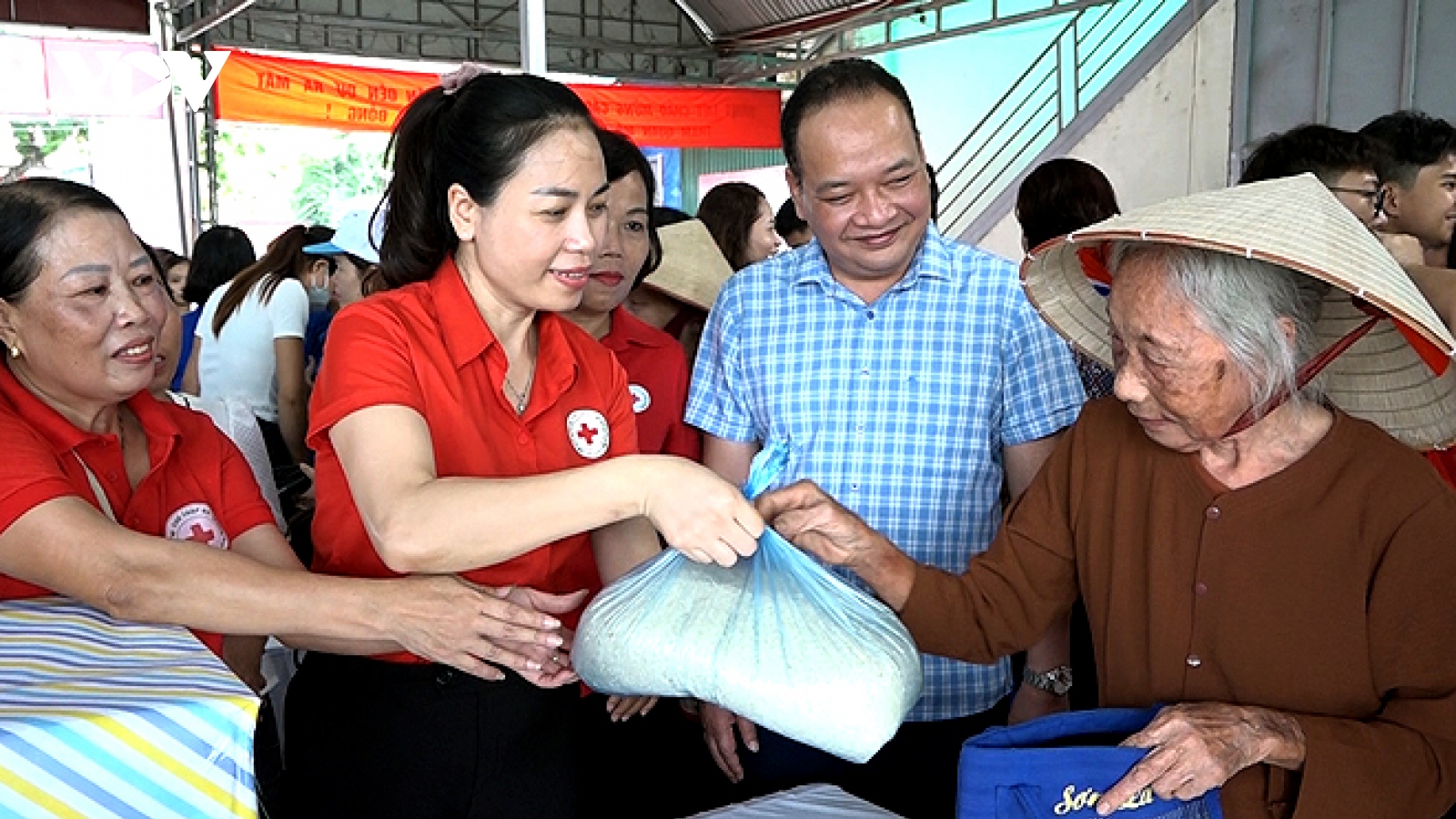 “Gian hàng 0 đồng” ấm lòng người yếu thế ở Văn Yên, Yên Bái