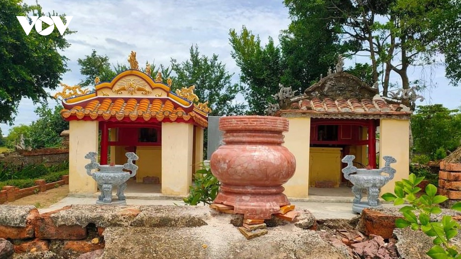 Di chuyển phù điêu Nguyễn Huệ và Nguyễn Nhạc ra khỏi Miếu Đôi