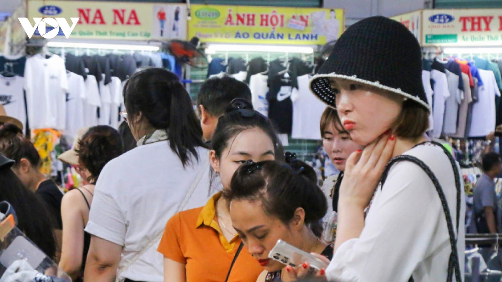 Hàng hoá dồi dào, sức mua tăng trong dịp lễ