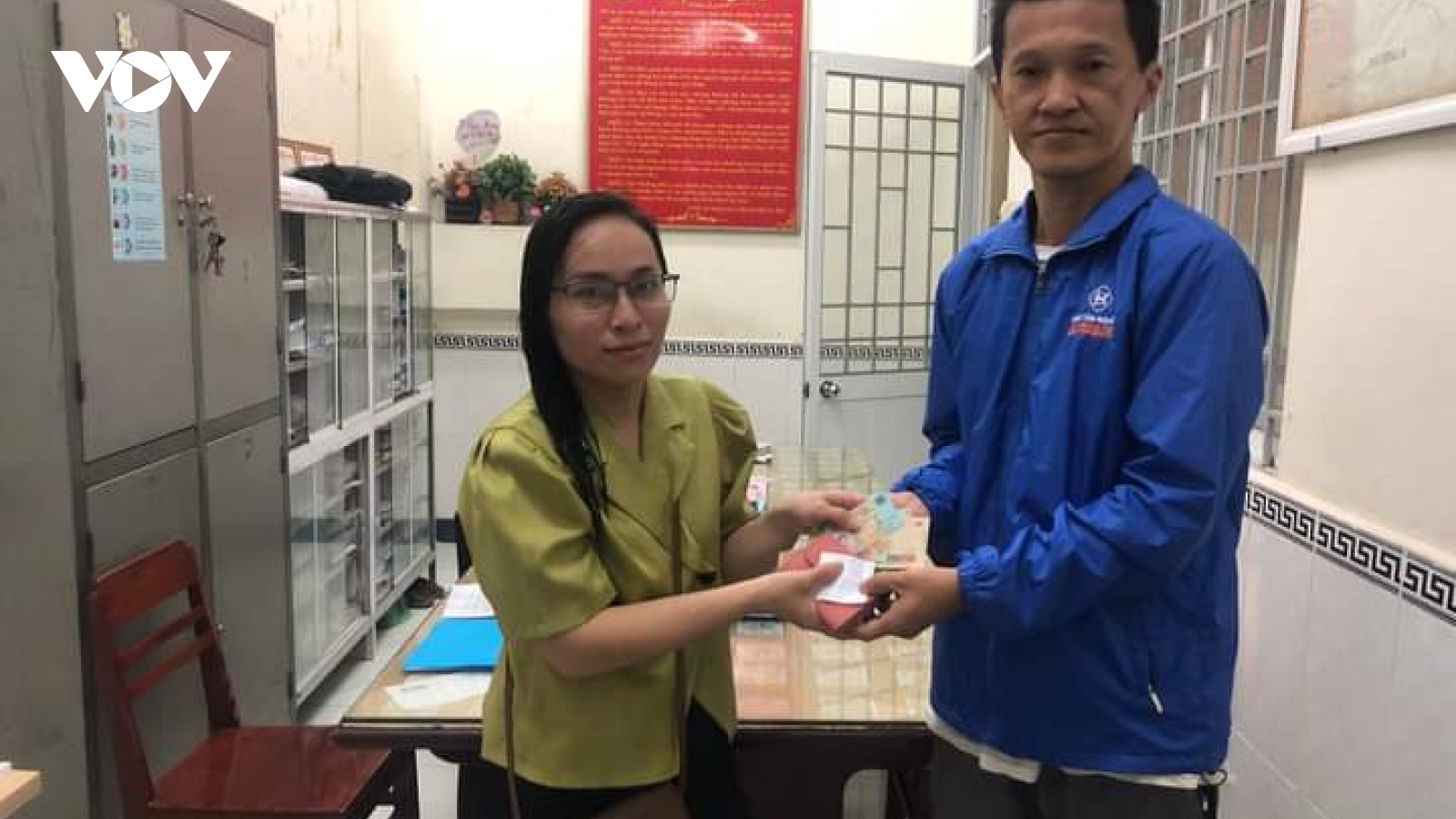 Người đàn ông khuyết tật trả lại ví người mất, từ chối tiền cảm ơn