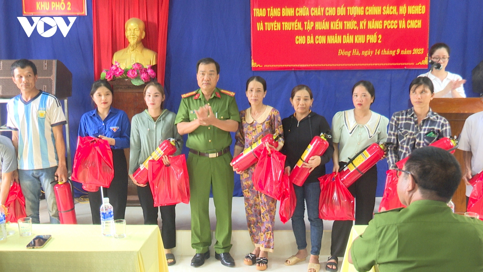 Công an Quảng Trị tập huấn cách phòng cháy chữa cháy cho người nghèo, gia đình chính sách