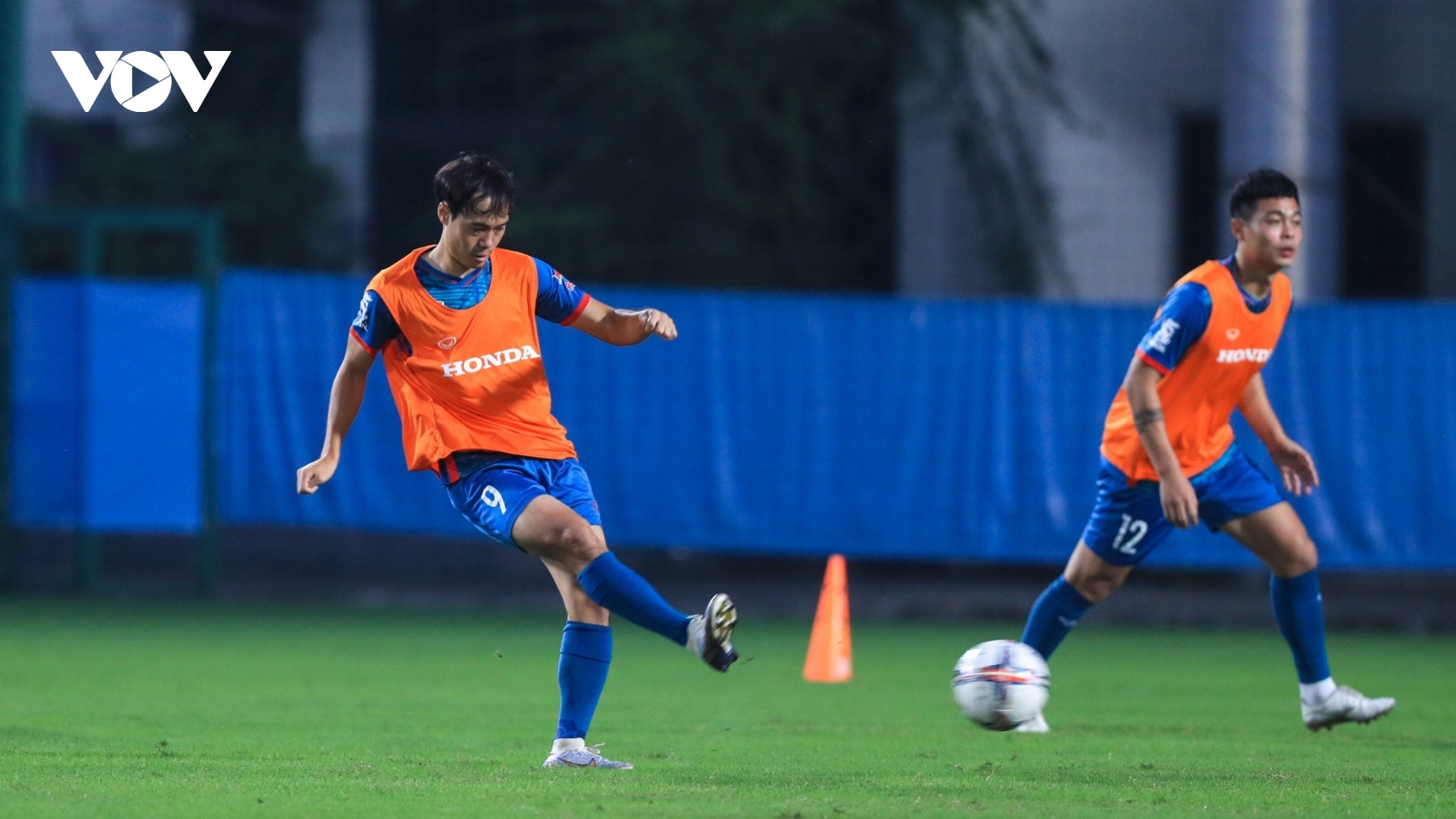 Văn Toàn hội quân, ĐT Việt Nam rèn chiến thuật bằng bài tập độc đáo